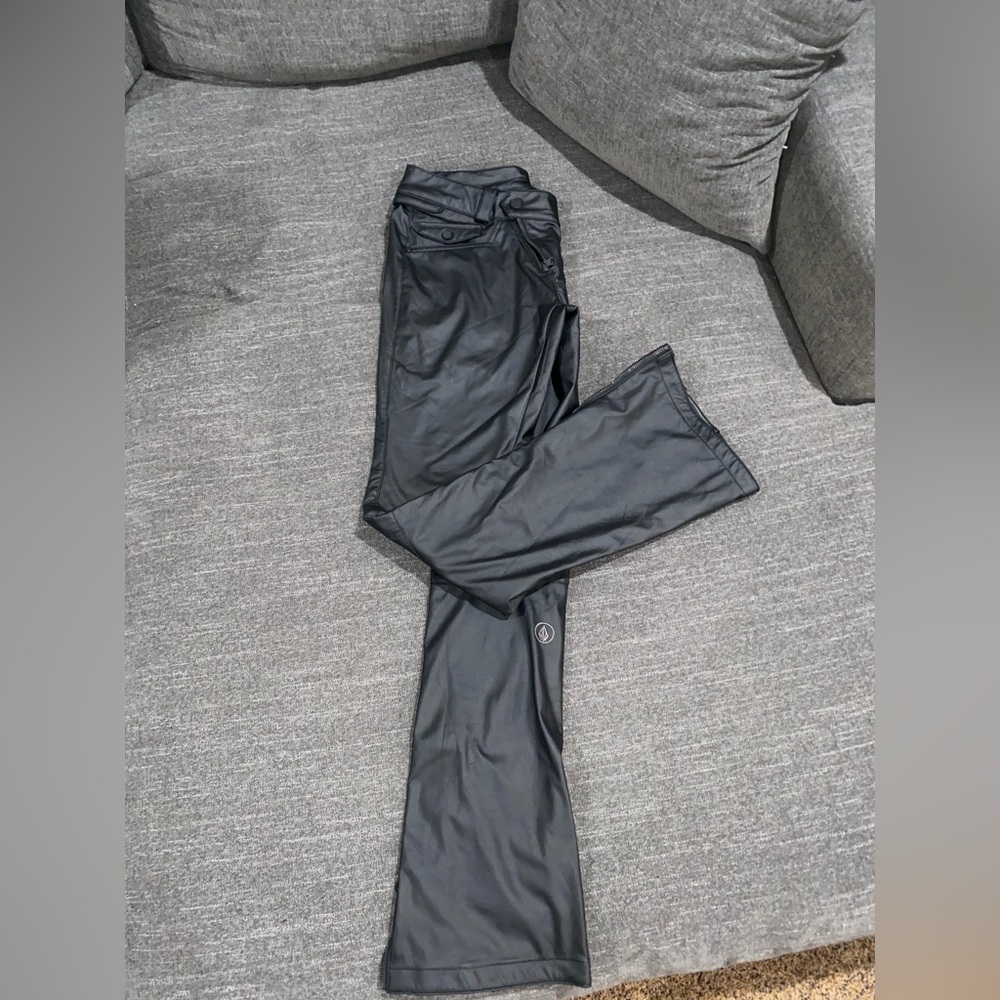 VOLCOM // SNOW PANTS // FAUX LEATHER // MEDIUM // BLACK